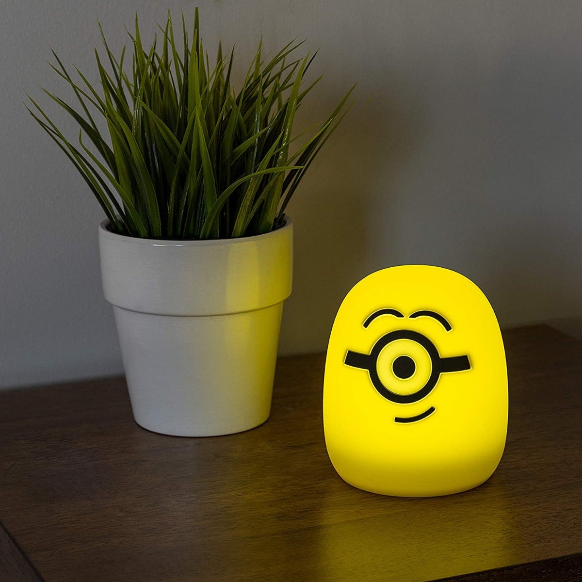 Universal Minions Color Changing LED Night Light, Yellow